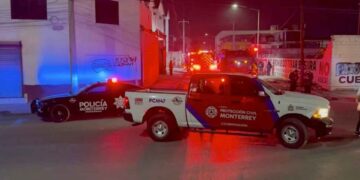 Auto se incendia dentro de motel abandonado en la Colonia Industrial en Monterrey, NL