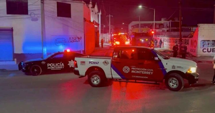 Auto se incendia dentro de motel abandonado en la Colonia Industrial en Monterrey, NL