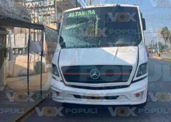 Autobús derriba poste y provoca daños a vehículo estacionado en Altamira, Tamaulipas