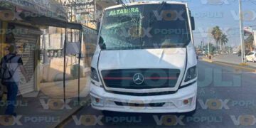 Autobús derriba poste y provoca daños a vehículo estacionado en Altamira, Tamaulipas