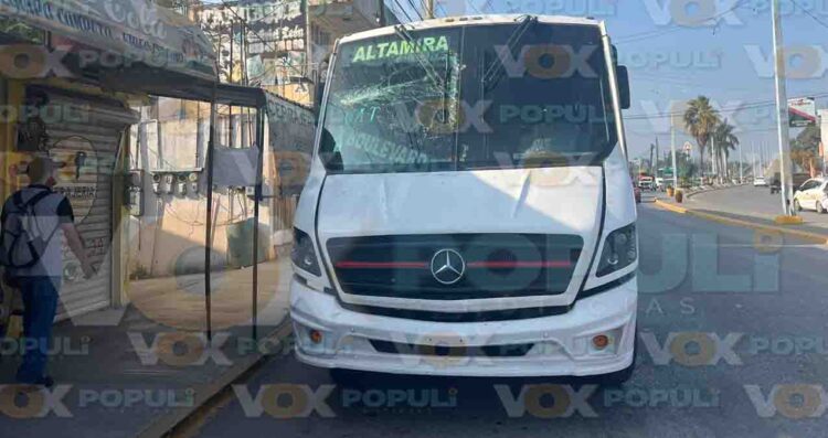 Autobús derriba poste y provoca daños a vehículo estacionado en Altamira, Tamaulipas