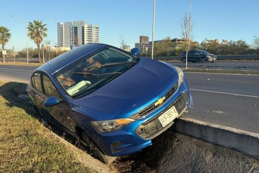 Automóvil queda abandonado tras chocar en Guadalupe, Nuevo León