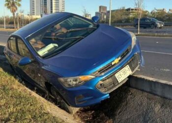 Automóvil queda abandonado tras chocar en Guadalupe, Nuevo León