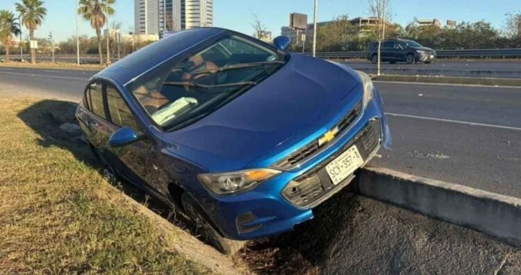 Automóvil queda abandonado tras chocar en Guadalupe, Nuevo León