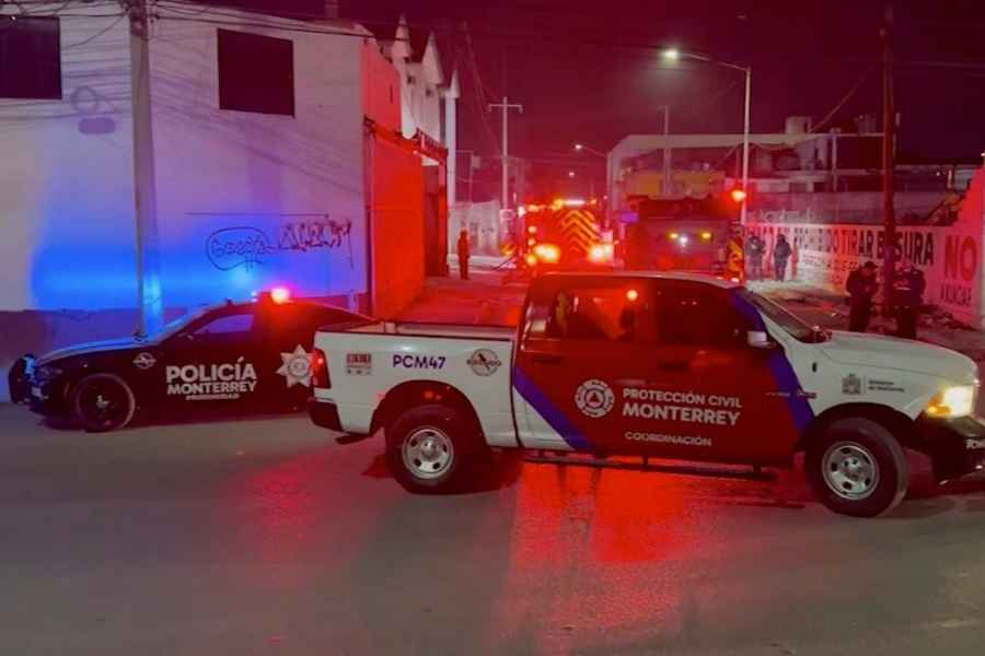 Automóvil se incendia dentro de motel abandonado en la Colonia Industrial en Monterrey, NL