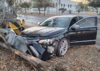 Automovilista abandona su vehículo tras chocar en la avenida Eloy Cavazos de Guadalupe, NL