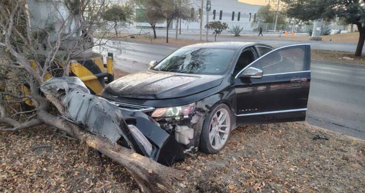 Automovilista abandona su vehículo tras chocar en la avenida Eloy Cavazos de Guadalupe, NL