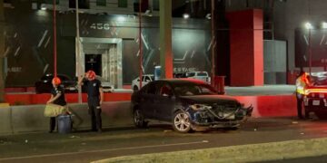 Automovilista causa aparatoso accidente y huye en Avenida Gonzalitos en Monterrey, NL
