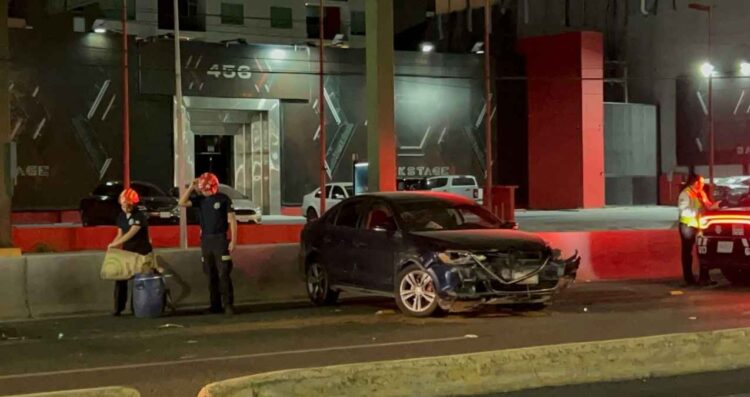Automovilista causa aparatoso accidente y huye en Avenida Gonzalitos en Monterrey, NL
