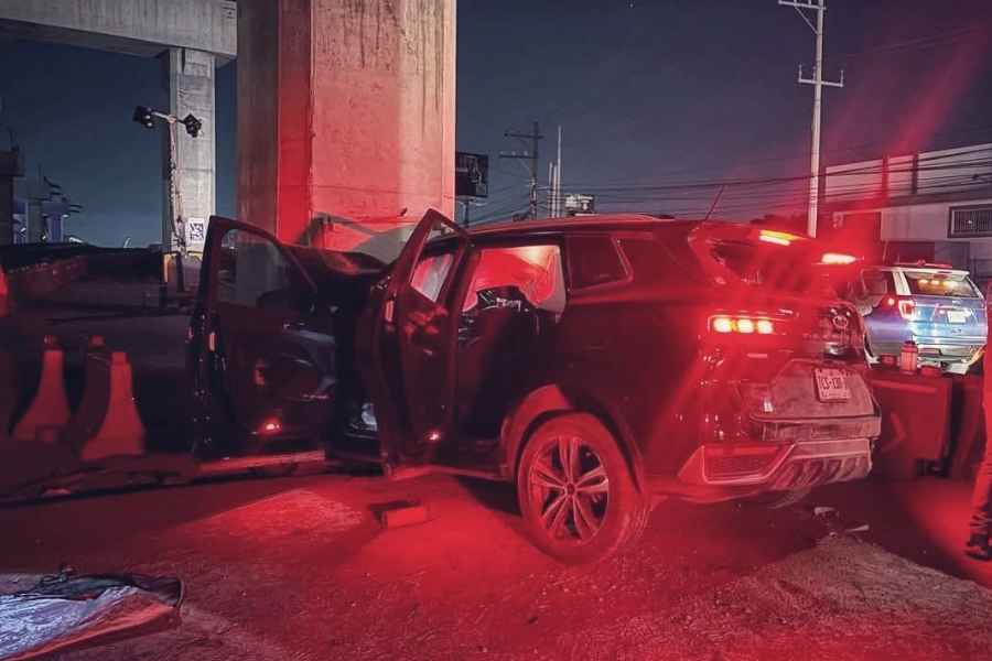 Automovilista choca contra columna del metro en Avenida Miguel Alemán en San Nicolás, NL