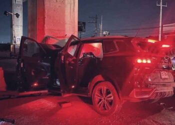 Automovilista choca contra columna del metro en Avenida Miguel Alemán en San Nicolás, NL