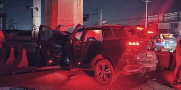 Automovilista choca contra columna del metro en Avenida Miguel Alemán en San Nicolás, NL