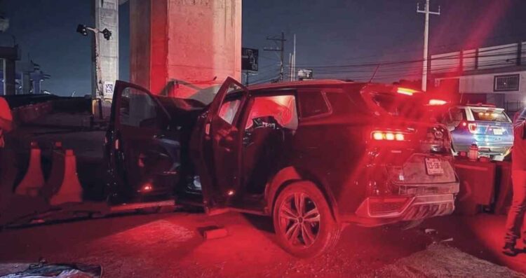 Automovilista choca contra columna del metro en Avenida Miguel Alemán en San Nicolás, NL
