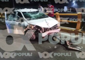 Automovilista se estrella contra dos postes de alumbrado y una macetera en el puente "El Barquito" en Altamira, Tamaulipas
