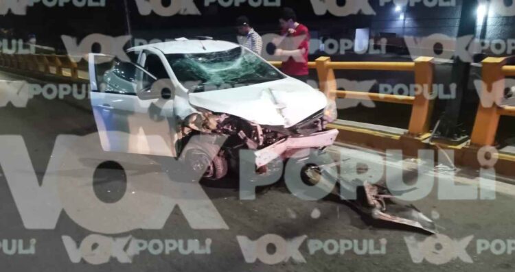 Automovilista se estrella contra dos postes de alumbrado y una macetera en el puente "El Barquito" en Altamira, Tamaulipas