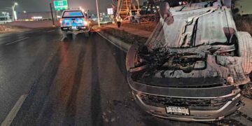 Automovilista vuelca tras dormitar en la Colonia Cumbres de Monterrey, NL