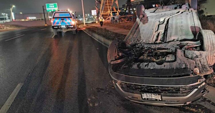 Automovilista vuelca tras dormitar en la Colonia Cumbres de Monterrey, NL