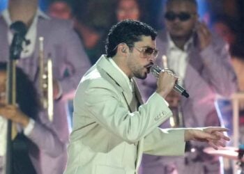 Bad Bunny detiene su concierto en Brasil y rinde emotivo homenaje a Willie Colón