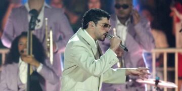 Bad Bunny detiene su concierto en Brasil y rinde emotivo homenaje a Willie Colón