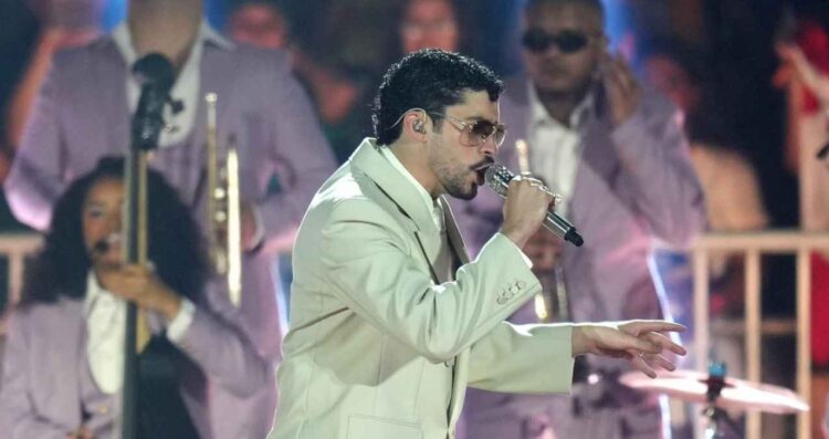 Bad Bunny detiene su concierto en Brasil y rinde emotivo homenaje a Willie Colón