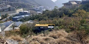 Cae camión en un barranco en Colonia Renacimiento de Monterrey, NL