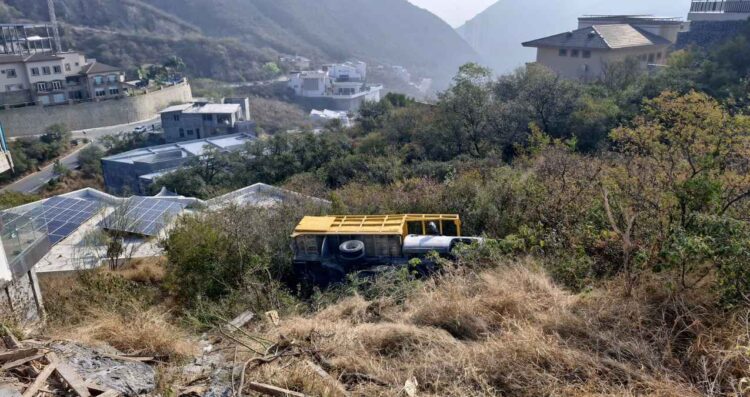 Cae camión en un barranco en Colonia Renacimiento de Monterrey, NL