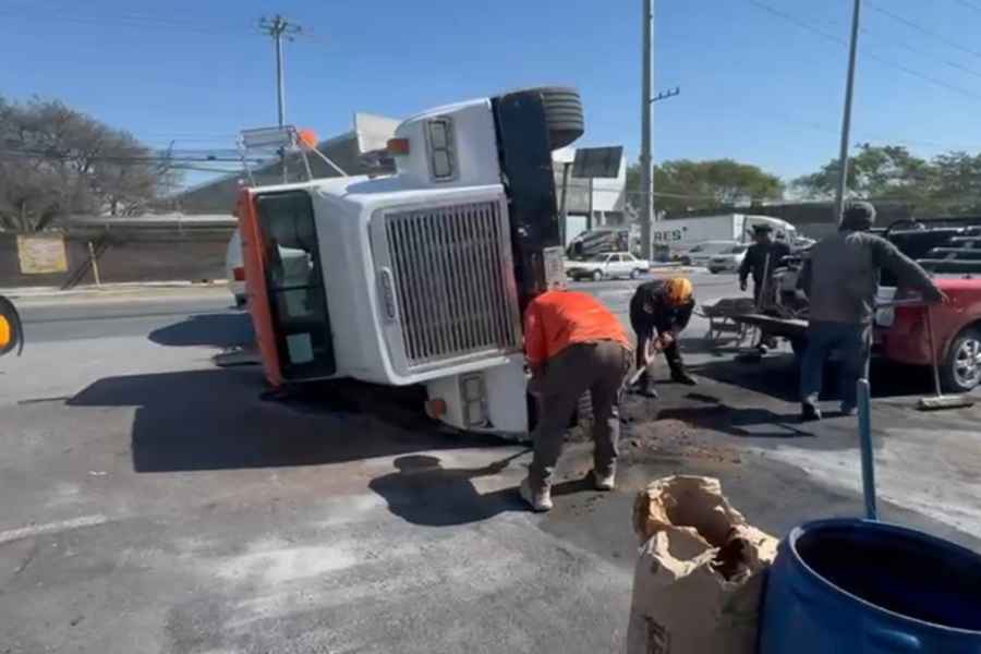 Camión de carga pesada sufre aparatosa volcadura y el conductor queda herido en carretera Reynosa en Guadalupe, NL