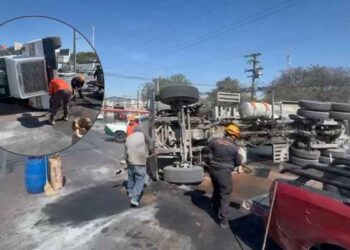 Camión de carga pesada sufre aparatosa volcadura y el conductor queda herido en carretera Reynosa en Guadalupe, NL