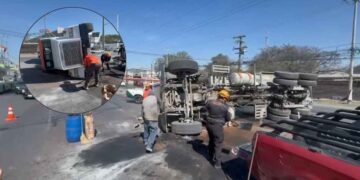Camión de carga pesada sufre aparatosa volcadura y el conductor queda herido en carretera Reynosa en Guadalupe, NL