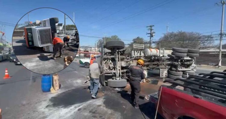 Camión de carga pesada sufre aparatosa volcadura y el conductor queda herido en carretera Reynosa en Guadalupe, NL