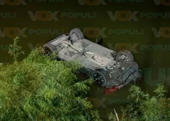 Camioneta cae a canal en Reynosa