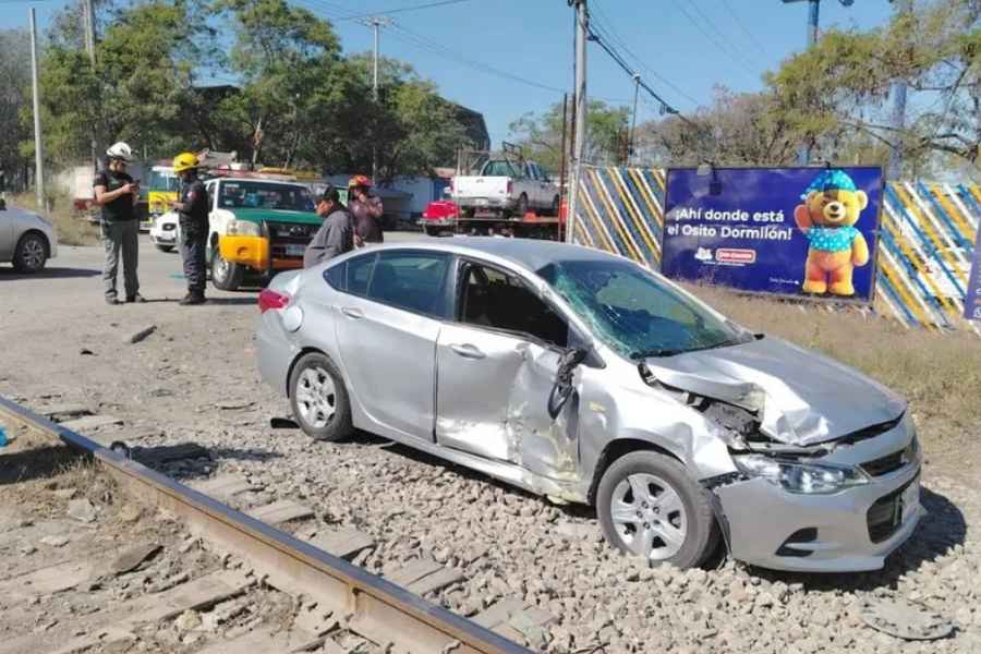 Camioneta es embestida por el tren tras intentar ganarle el paso en Guadalupe, Nuevo León; reportan un herido