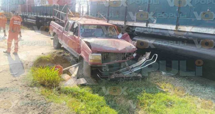 Camioneta es embestida por tren en cruce de Arteli Vía en Altamira, Tamaulipas