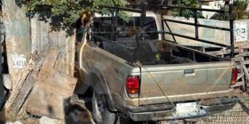 Camioneta se estrella contra una casa en Altamira, Tamaulipas