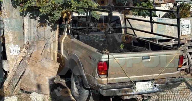 Camioneta se estrella contra una casa en Altamira, Tamaulipas