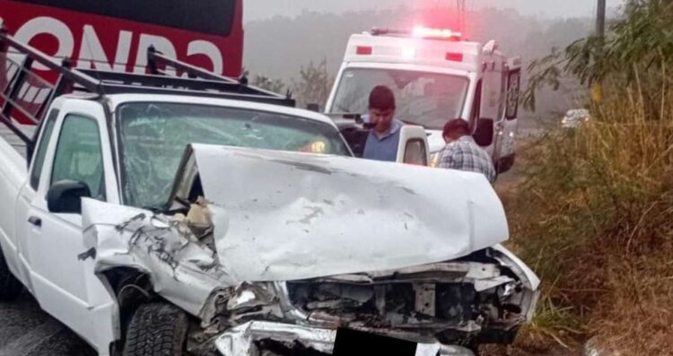 Camioneta y autobús con pasajeros chocan en curva de Llera, Tamaulipas