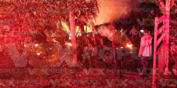 Casa de madera queda reducida a cenizas tras fuerte incendio en Altamira, Tamaulipas