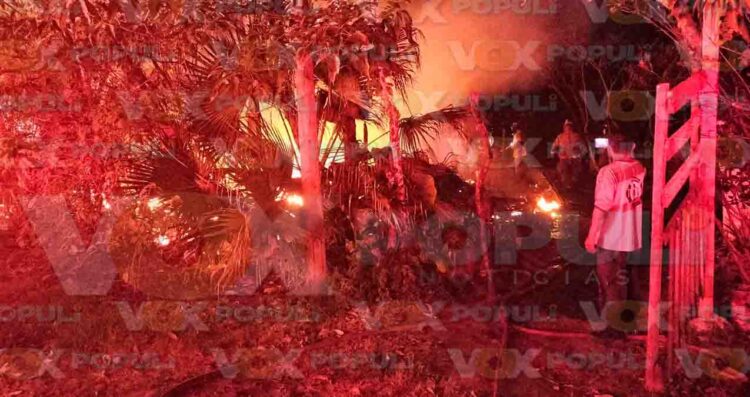 Casa de madera queda reducida a cenizas tras fuerte incendio en Altamira, Tamaulipas