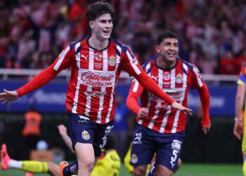 Chivas vence al América y se queda con el Clásico Nacional