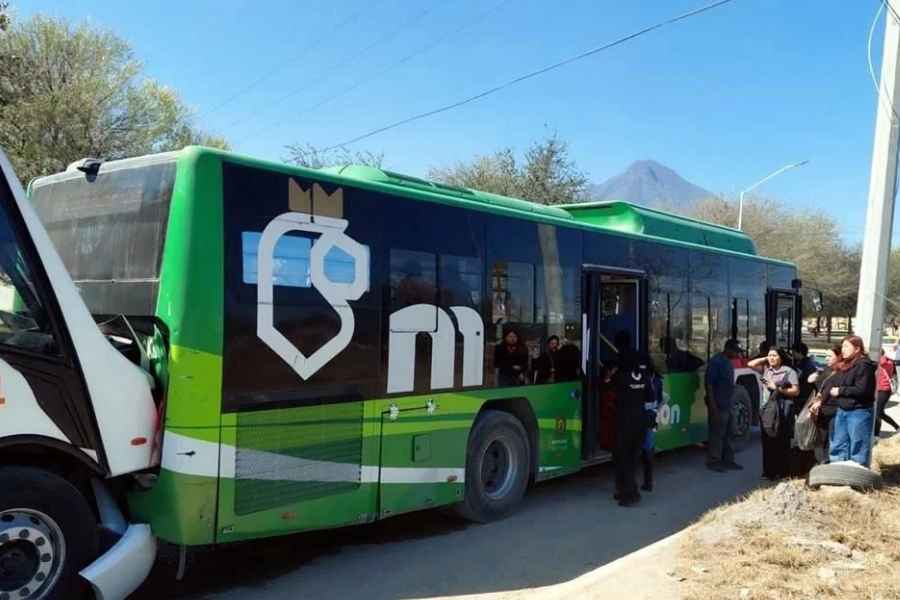 Choque por alcance entre unidades de transporte deja varios pasajeros lesionados en El Carmen, Nuevo León
