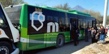 Choque por alcance entre unidades de transporte deja varios pasajeros lesionados en El Carmen, Nuevo León