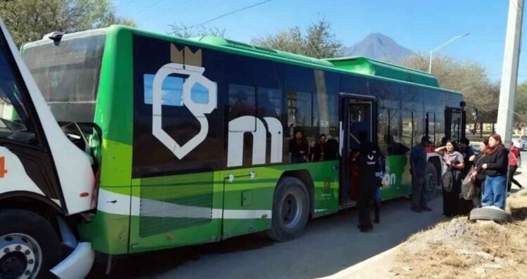 Choque por alcance entre unidades de transporte deja varios pasajeros lesionados en El Carmen, Nuevo León