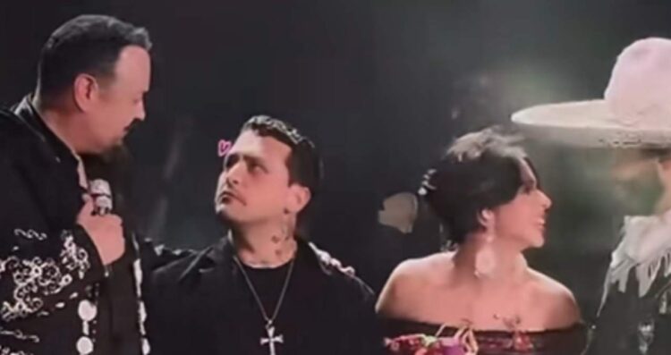 Christian Nodal vive bochornoso momento al cantar y bailar junto a la familia Aguilar