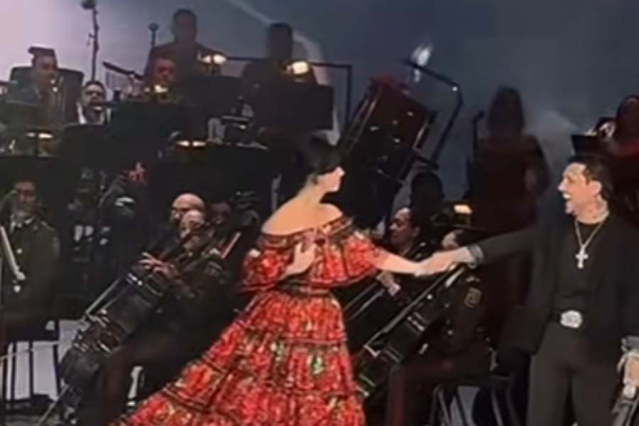 Christian Nodal vive bochornoso momento al cantar y bailar junto a la familia Aguilar