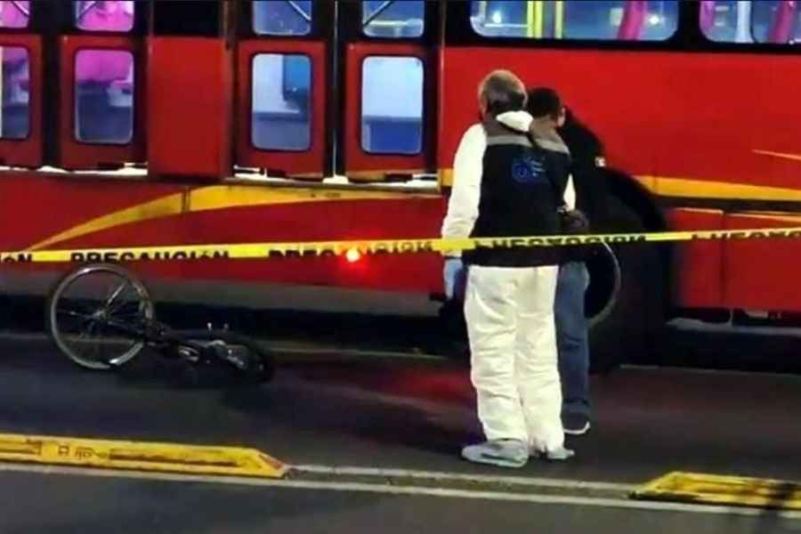 Ciclista muere tras ser arrollado por el Metrobús en la Ciudad de México