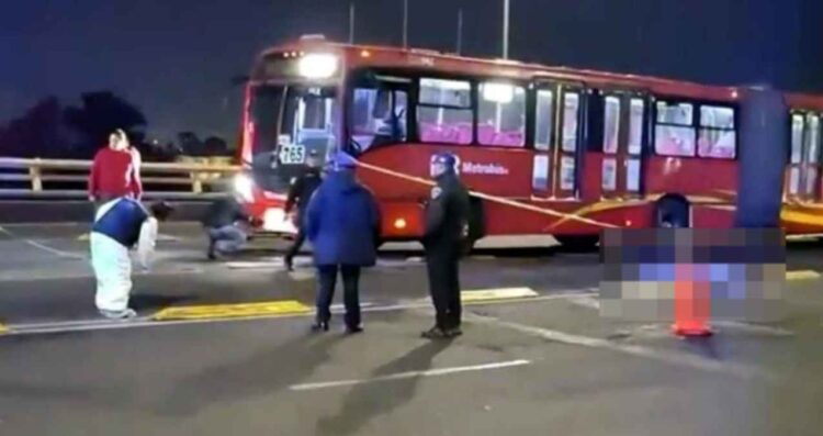 Ciclista muere tras ser arrollado por el Metrobús en la Ciudad de México