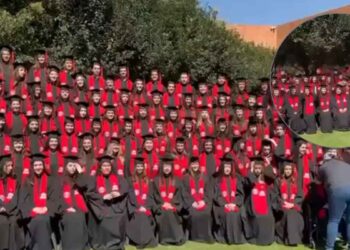 Colapsa gradas durante foto de graduación en Universidad Iberoamericana de la CDMX; reportan más de 20 heridos