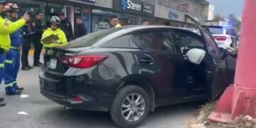 Conductor choca contra camioneta y anuncio en San Pedro, Nuevo León