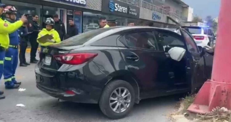 Conductor choca contra camioneta y anuncio en San Pedro, Nuevo León