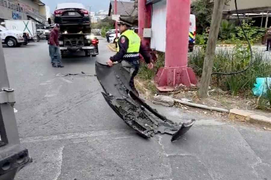 Conductor choca contra camioneta y anuncio en San Pedro, Nuevo León